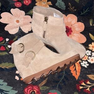 Sorel Joan of arctic II Beige leather Ankle Boots with Buckle and Zip